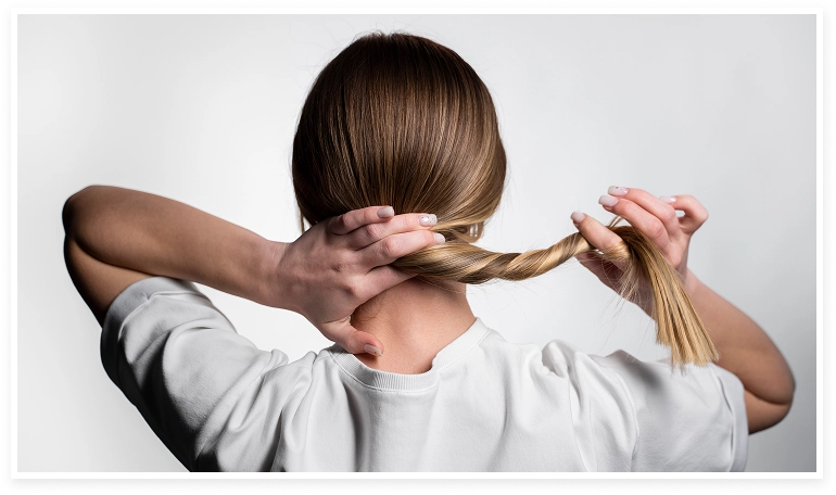 mujer que usa epilobio para la caída del cabello