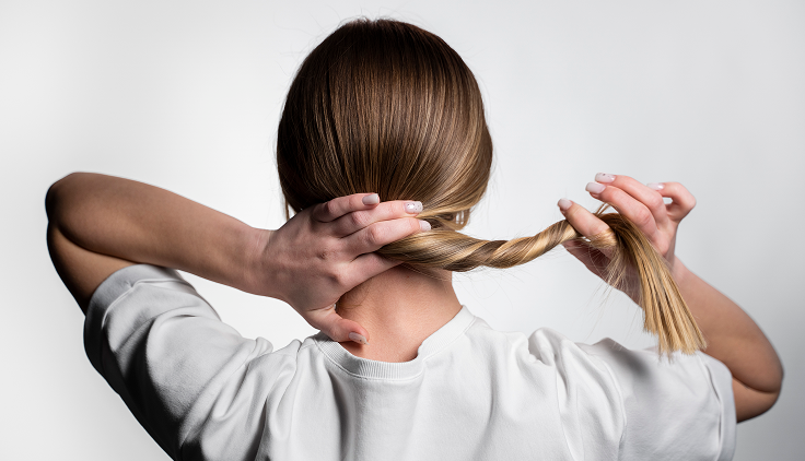 mujer que usa epilobio para la caída del cabello
